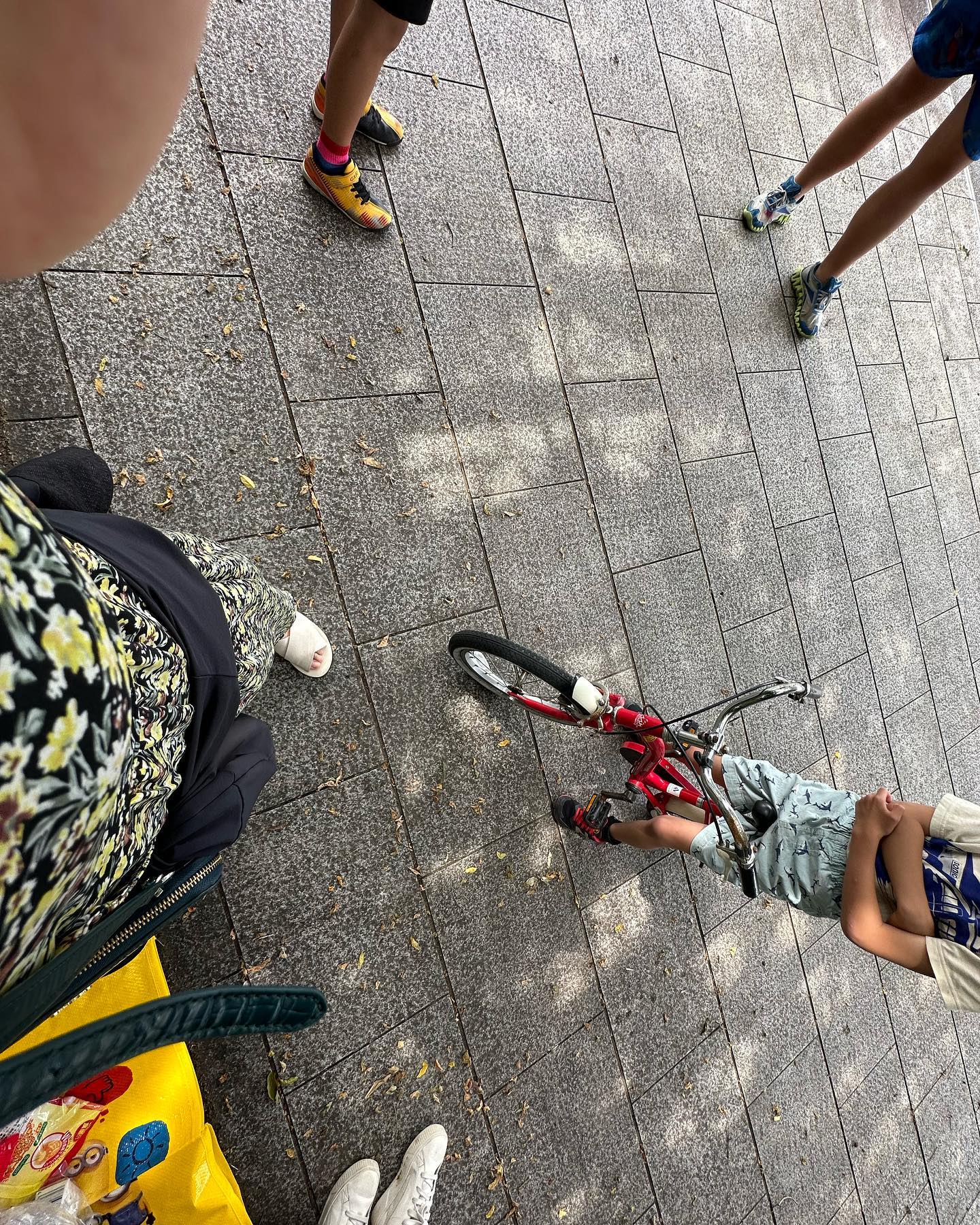今日は、みんなで別府公園に行きました！  最初は「石を探す」ことを 目標に行ったけど、 あとからは、石探しではなく おにごっこやボール遊び、水遊びをして 遊びました！  えみちゃんは、びしょびしょに なりました😆😆🌈  おっきーーーい...