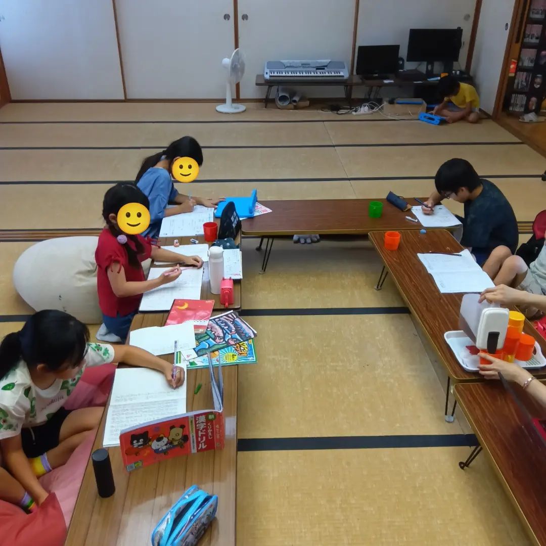7月23日から、みんなの教室では「みんなの夏休み」が始まりました‼️  午前中はお勉強タイム✍️ みんな夏休みの宿題やドリル、読書など、自分のやりたい勉強に取り組んでました。とても集中して宿題がたくさん進んでいた子もいたよ😊  お昼は...
