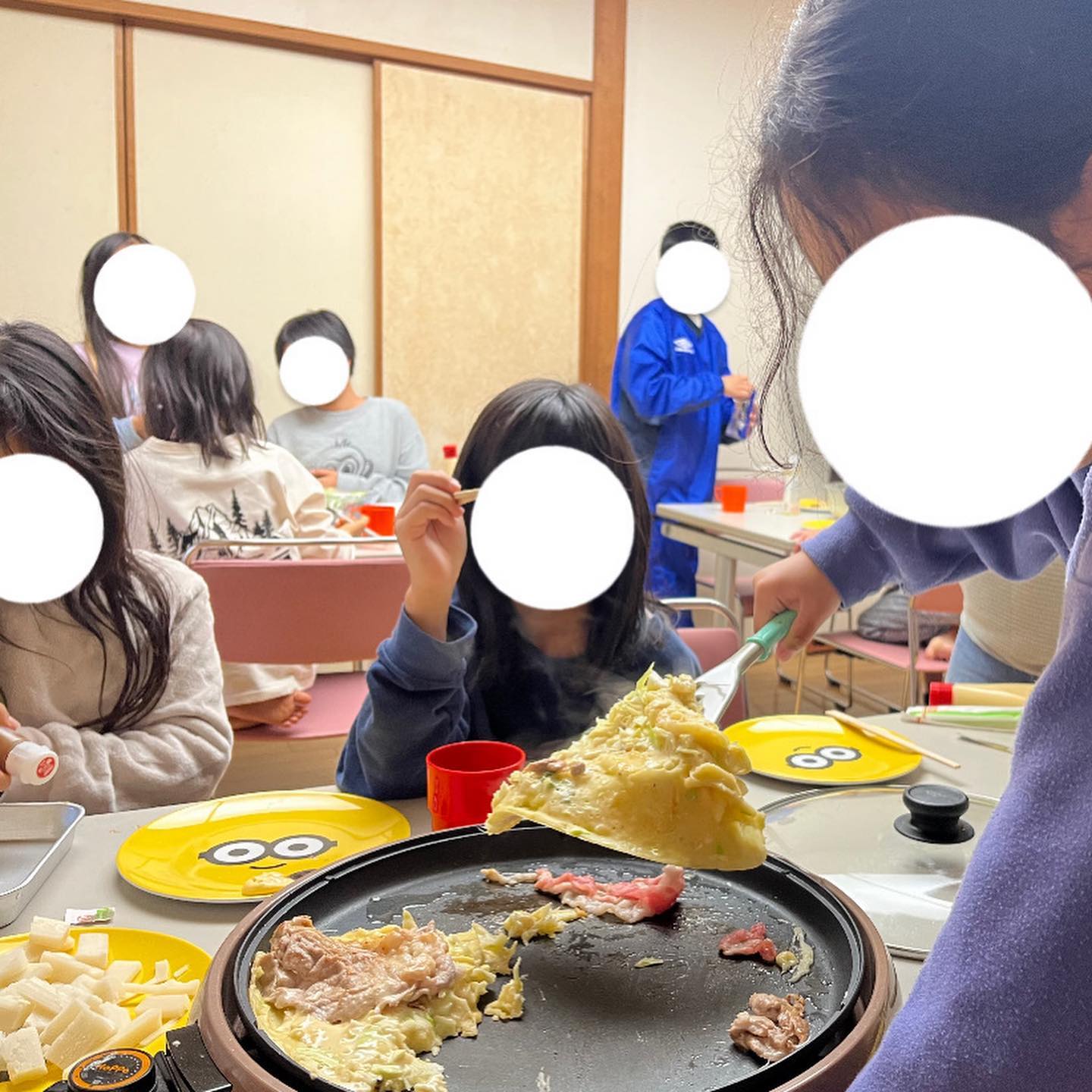 ☀️  (秋のお泊まり会 最終投稿🍂)  ２日目の朝、早く起きた子達とおもちゃ部屋でUNOをしていると、まだ起床時間になっていないにもかかわらず、続々と子どもたちが起きてきて、昨日の夜のお話や、UNOをみんなでしたり、ゲームをしたりな...