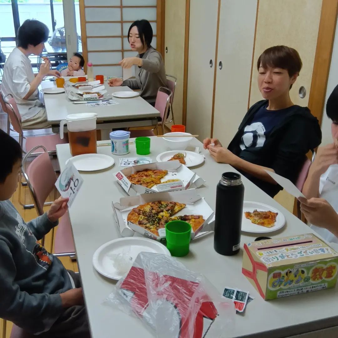 11日の子ども食堂のメニューは、ピザーラさん提供のピザでした‼️🍕 いつもカレーなので、たまにはピザも新鮮でいいですね😆 トマトソースのミートピザと、照り焼きピザの2種類があり、とても美味しかったです。 子ども食堂の豚汁もついて、子... ギャラリー画像 1