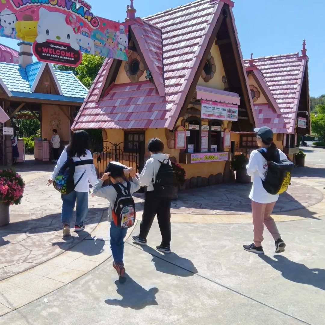 5月14日は、みんなの教室で日出町のハーモニーランドに行きました🌈  お天気も良くて、外で遊ぶには絶好の一日🌞かわいいサンリオキャラクターがいっぱい💕でみんな大喜びでした。  また、自然が素晴らしくて、ハーモニートレインからの眺めはと...