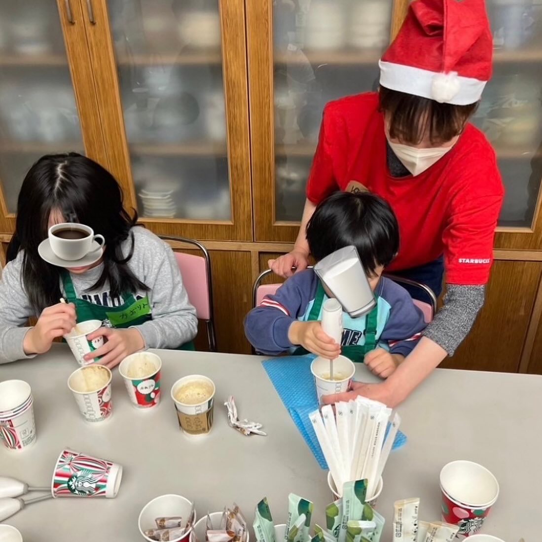 12月21日、みんなの教室にスターバックスさんが訪問してくださり、みんなでバリスタ体験をしました☕️
