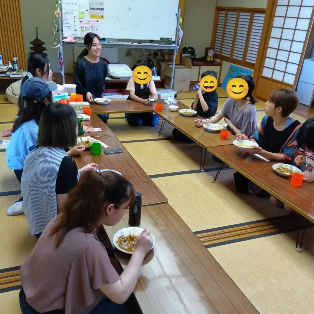 今日の子ども食堂は、卒論のための研究活動で来た大学生の方たちも参加して、とても賑わっていました😊 いつものカレーだけど、みんなで食べると美味しいね😆  子どもたちは、このあと「みんなのコレクション」の衣装合わせやステージ練習に行きまし...