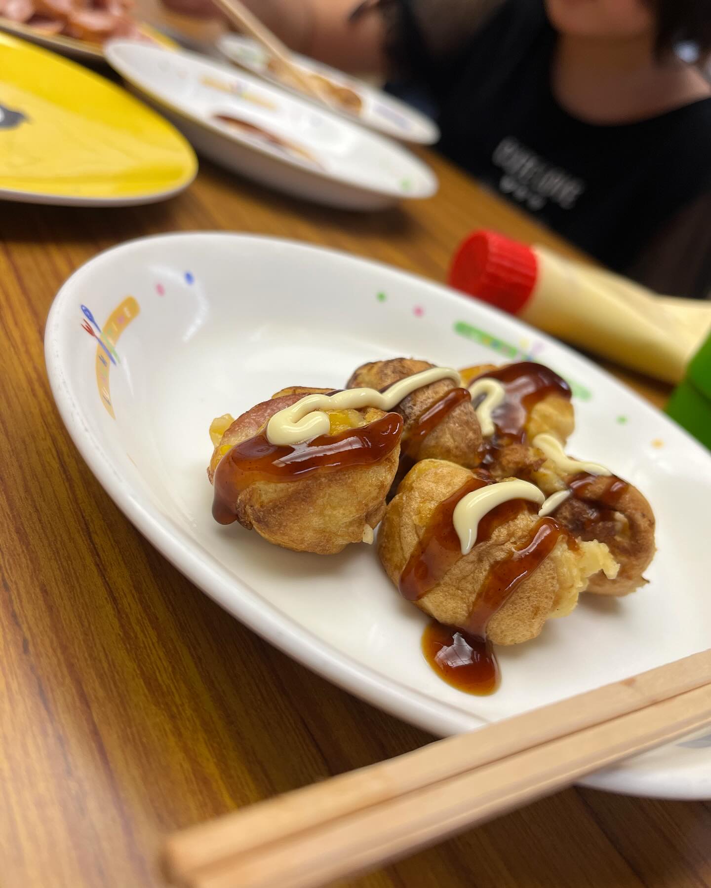 たこ焼きを作ったよ🐙✨  先週の金曜日（11/15）はクッキングデイでした！ みんなでたこ焼きを作って食べたよ☺️  お水と粉を混ぜる人、 具材をお皿に分ける人、 ウインナーを切る人などなど… みんなで役割を分担して 準備をしたよ✨ ...