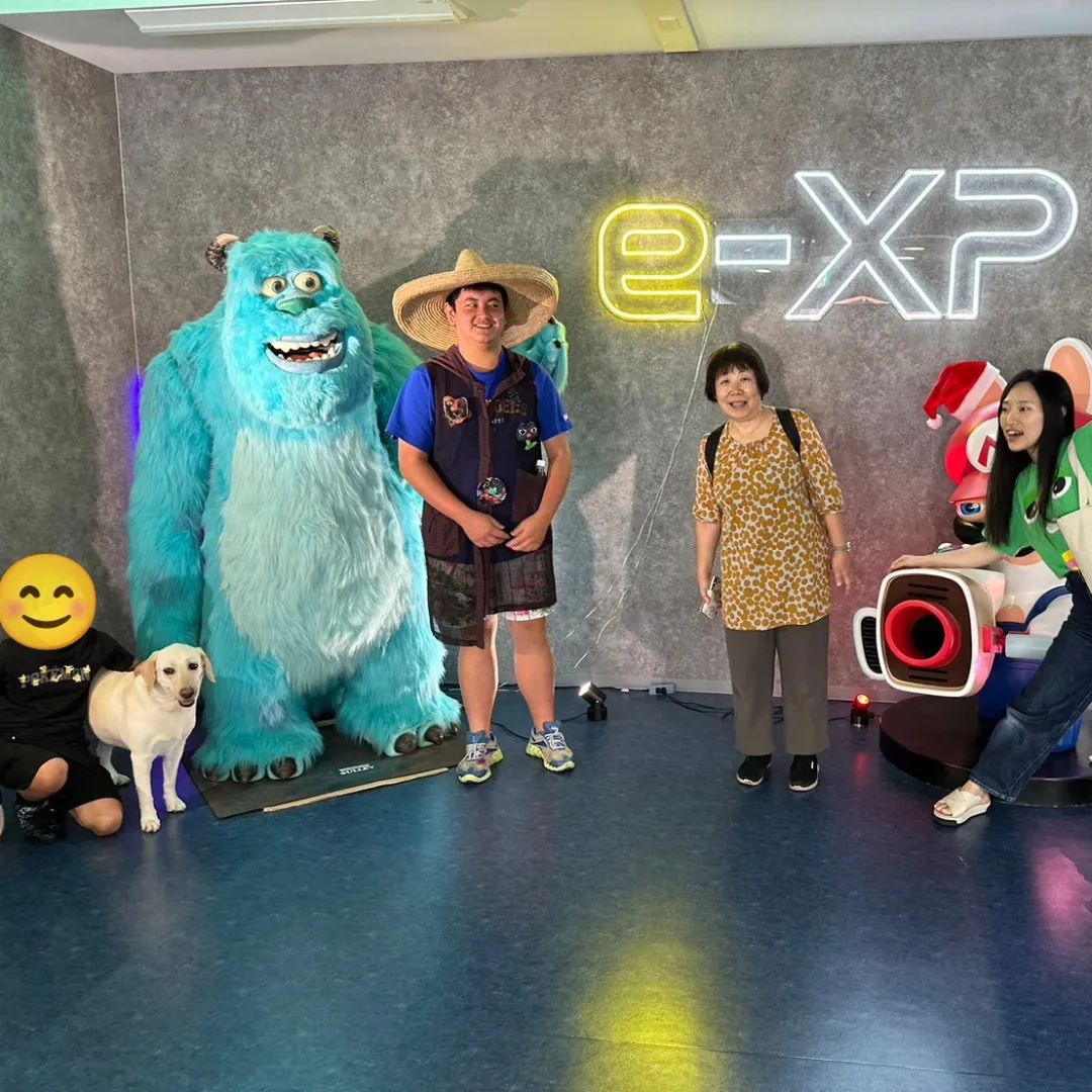 6月17日は、みんなの教室で流川通りにあるeスポーツ施設「e-XP」に行ってきました。  中に入るとモンスターズインクのサリーが‼️等身大で世界でもかなり貴重なものだそうです。 ワンちゃんもお出迎えしてくれました🐶 すぐ人に慣れて可愛...