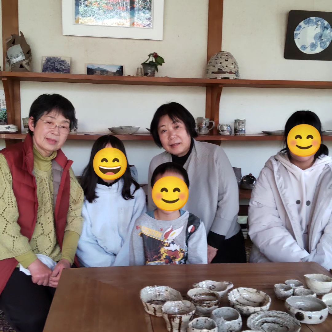3月8日は、みんなの教室の仲間と一緒に、田の浦の陶芸工房に、1月に制作した陶器作品を取りに行きました😊 みんな素敵な器に焼き上がっていて感動‼️ぜひお家で使ってみてね。  工房ではいろんなワークショップもしました。 アルソミトラという...