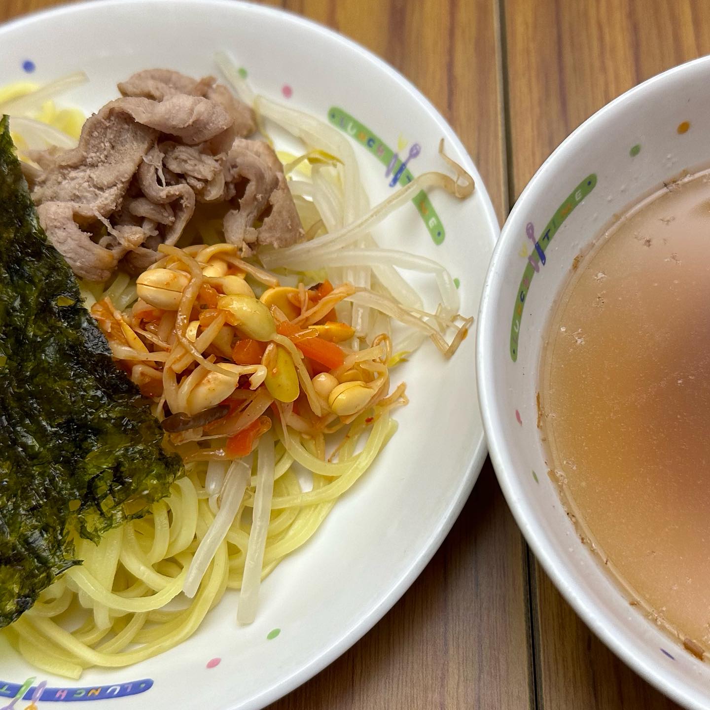 毎週金曜日はクッキングデー👩‍🍳  ／ 本日のメニューは冷やしラーメンでした！ ＼  👨‍🦱「え？これであってるんかな？」  👩「レシピに書いてるからいいんやない、、？」  👩‍🦱「水3リットル？それならその鍋じゃ足らんよ!」 「これ...