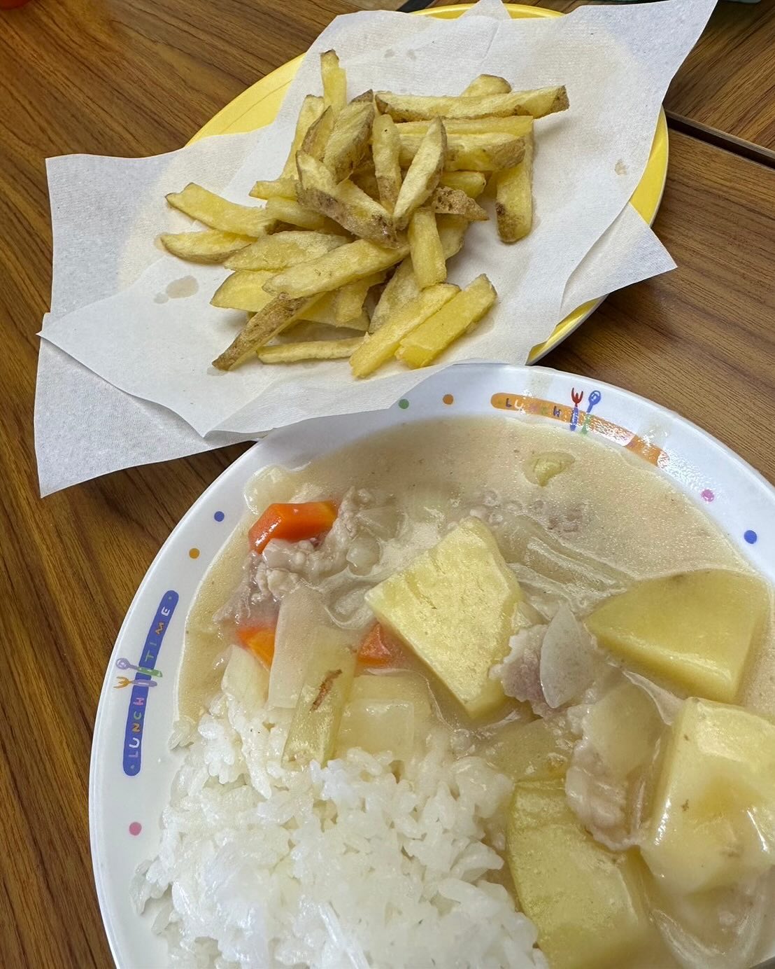 今日はみんなでクッキング🧑🏻‍🍳👨🏻‍🍳  明日の子ども食堂で必要なカレーの具材と、 今日のお昼ご飯に必要なシチューの具材の 下準備をしました☺️  まずはみんなで役割分担！ ｢僕、じゃがいもの皮向く〜🙋🏻｣ ｢じゃあ、私人参切る〜🙋...