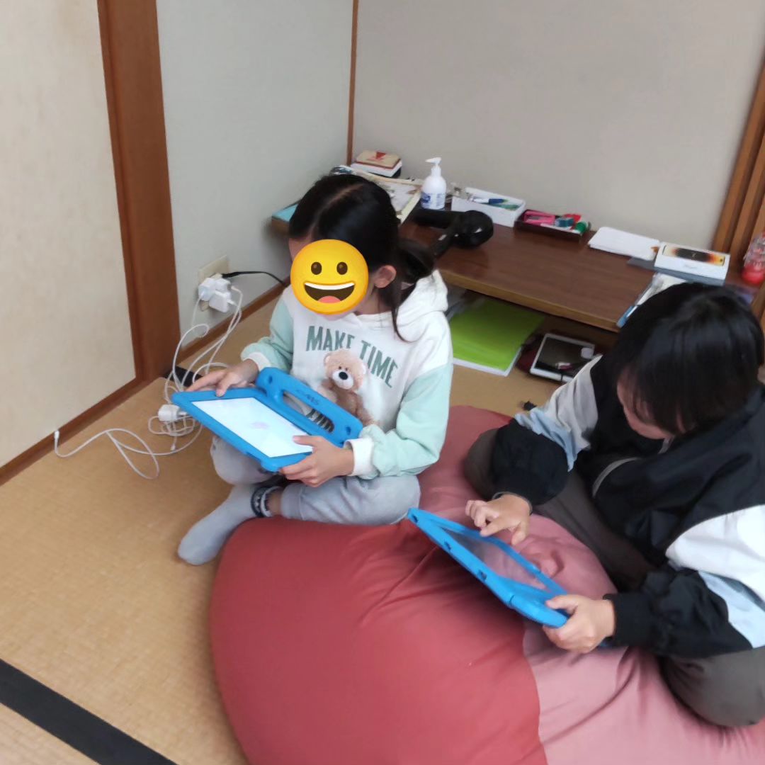 新しい2024年‼️今日から、みんなの教室も始動しました。今年もどうぞよろしくお願いいたします😊  今日は、大分県子ども食堂応援補助金で購入した5台の新しいiPadを、みんなでセッティングして使えるようにしました。 頑丈なカバーもつけ...