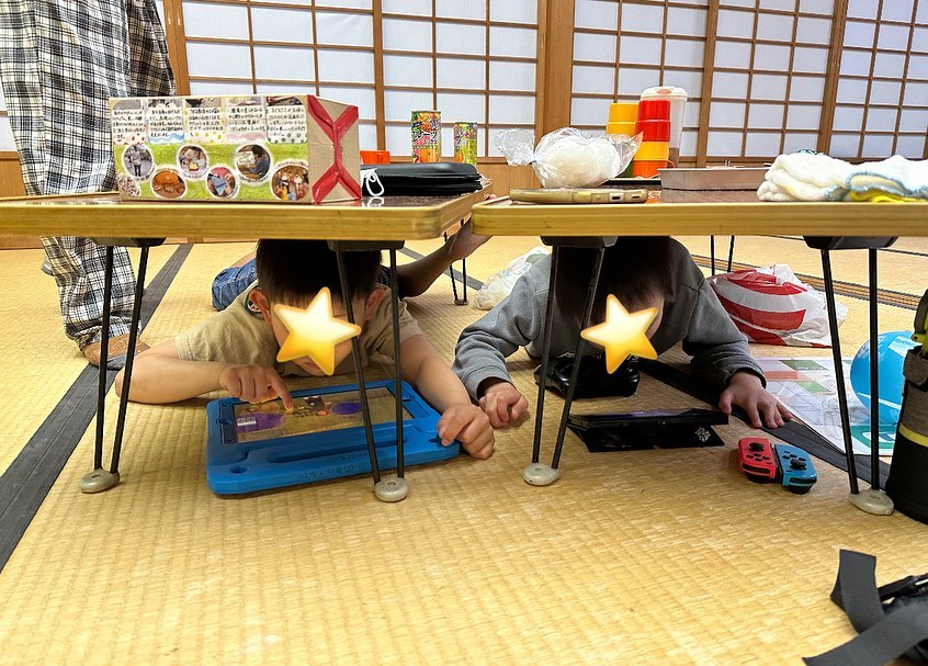 🌍👦  「子どもの世界」  みんなの教室では、子どもたちの世界が あっちにもこっちにも♡  今回は、そんなかわいい子どもの世界を 切り取ってお伝えします😍🥰  👦  1枚目は、小学1年生と2年生の男の子。 みんなの教室に来てすぐに仲良...