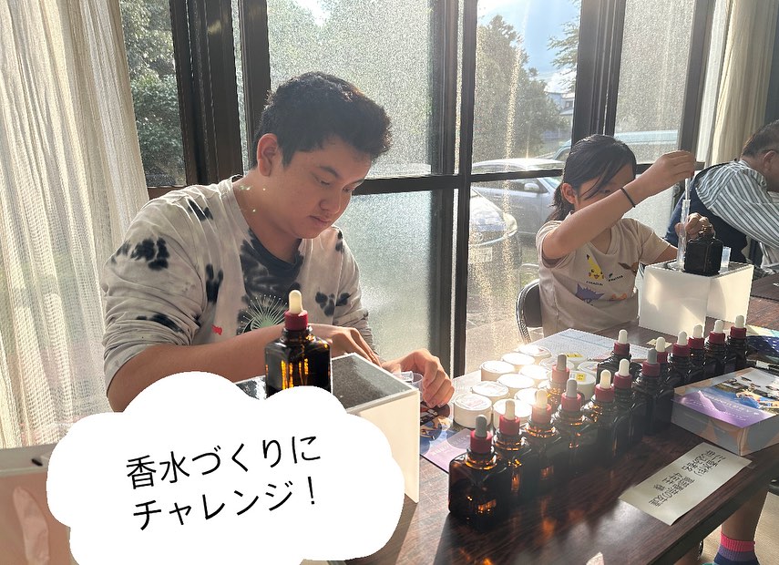 今日はえみちゃんとかいもんくんで 香水づくり体験に行ってきました！  朝日大平山地区公民館には たくさんの参加者がいて、 大分香りの博物館の館長さんは 元校長や園長の髙橋一成さんでした！！  「かおり」という言葉には、  香り、薫り、...