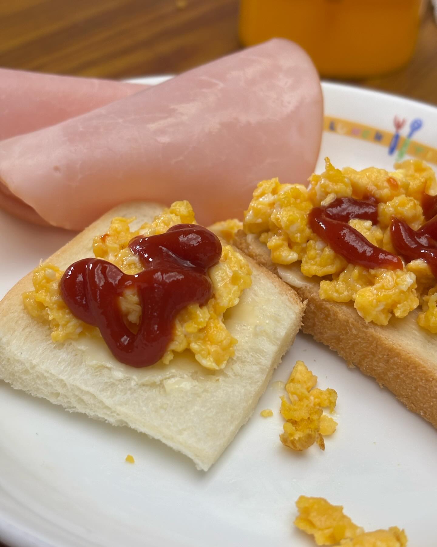 今日のクッキングデイは…  サンドイッチをつくったよ🥪✨  買い物チームと調理チームに別れて 準備をしました🙌  調理チームは、誰が何を担当するか、 一緒に話し合って進めたよ☺️  👦🏻「おれ、卵割るの得意！」 率先して卵を割ってくれました😳 やさ〜しく割れていたので....