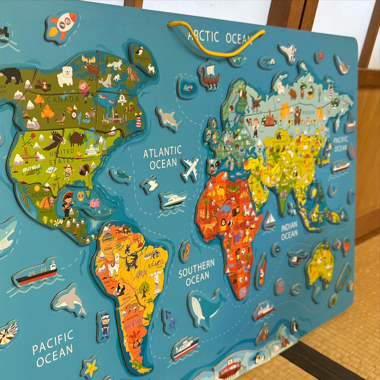 🗺🎁  わかなさんから、大きな世界地図パズルを いただきました✨✨  マグネットになっているので たてて遊べるしバラバラにならないから 楽しみながら完成できました！  「日本どこかな？」  「ロシアの下だった気がする」  「ニュージー...