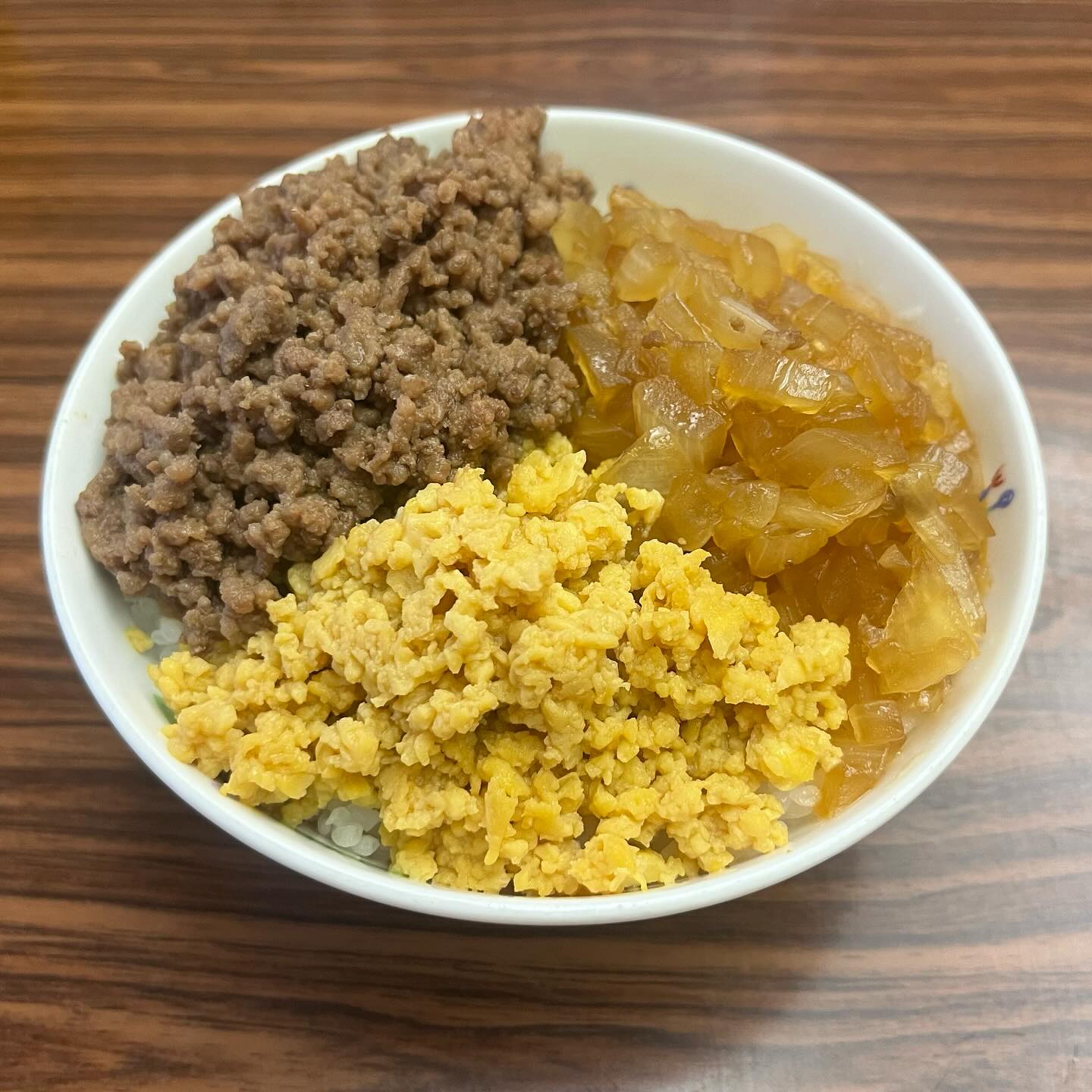 🐓  こんにちは☀️  今日のお昼ご飯は、みんなで3色丼(そぼろ、卵、たまねぎ)をつくりました♪  お肉係、玉ねぎ係、卵係、タレ係にわかれて、手際よく完成✨  みんなでつくった3色丼は、もちろんとっっっても美味しかったです😋  お昼ご...