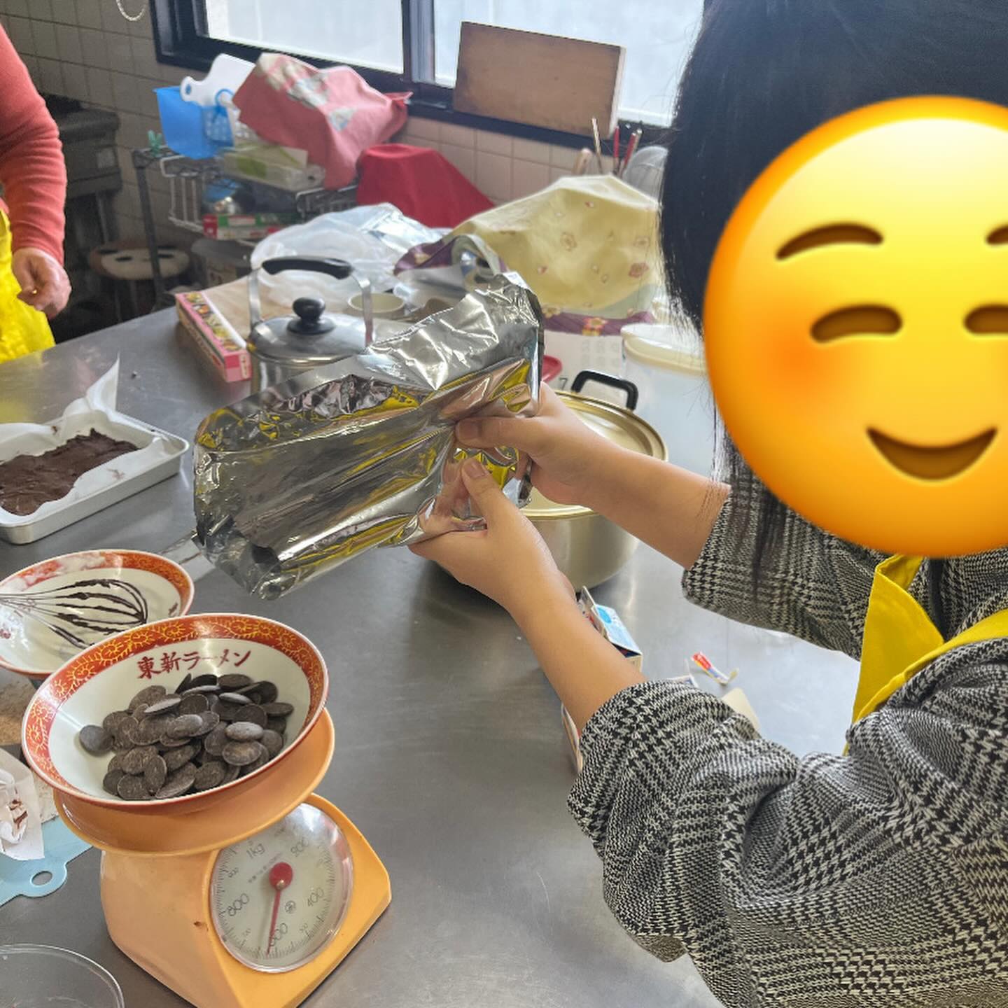 🍫  みなさん、ハッピーバレンタイン🍫💓  今日はバレンタインデーでしたね💘  ということで、みんなの教室では朝からバレンタインクッキング👩‍🍳🍫  必要な材料を買いに行って、早速お菓子作り開始✨  ザクザク、まぜまぜ、トントン、チン...