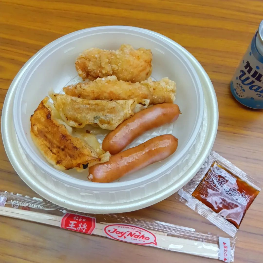 餃子の王将さんが、子ども食堂のためにお子様餃子弁当を提供してくれています。 みんなの教室でも、春に続いて、夏休みも8月2日、3日、7日は王将餃子弁当を配布🥟‼️  初日もみんなの教室で楽しくお弁当を食べたり、持ち帰ったり、皆さんに喜ん...