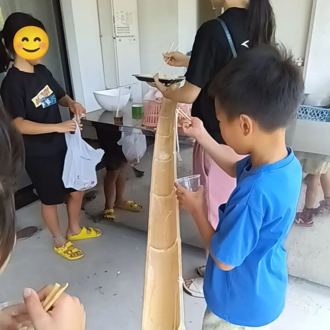 みんなの夏休み、お盆も開けています🌻 今日のお昼はみんなでそうめん流しをしました😊  長い竹にそうめんを流してキャッチ‼️ みんな上手にできたかな😄 暑い日だったけど、みんな楽しみながらそうめんをたくさん食べることができました。大きな...
