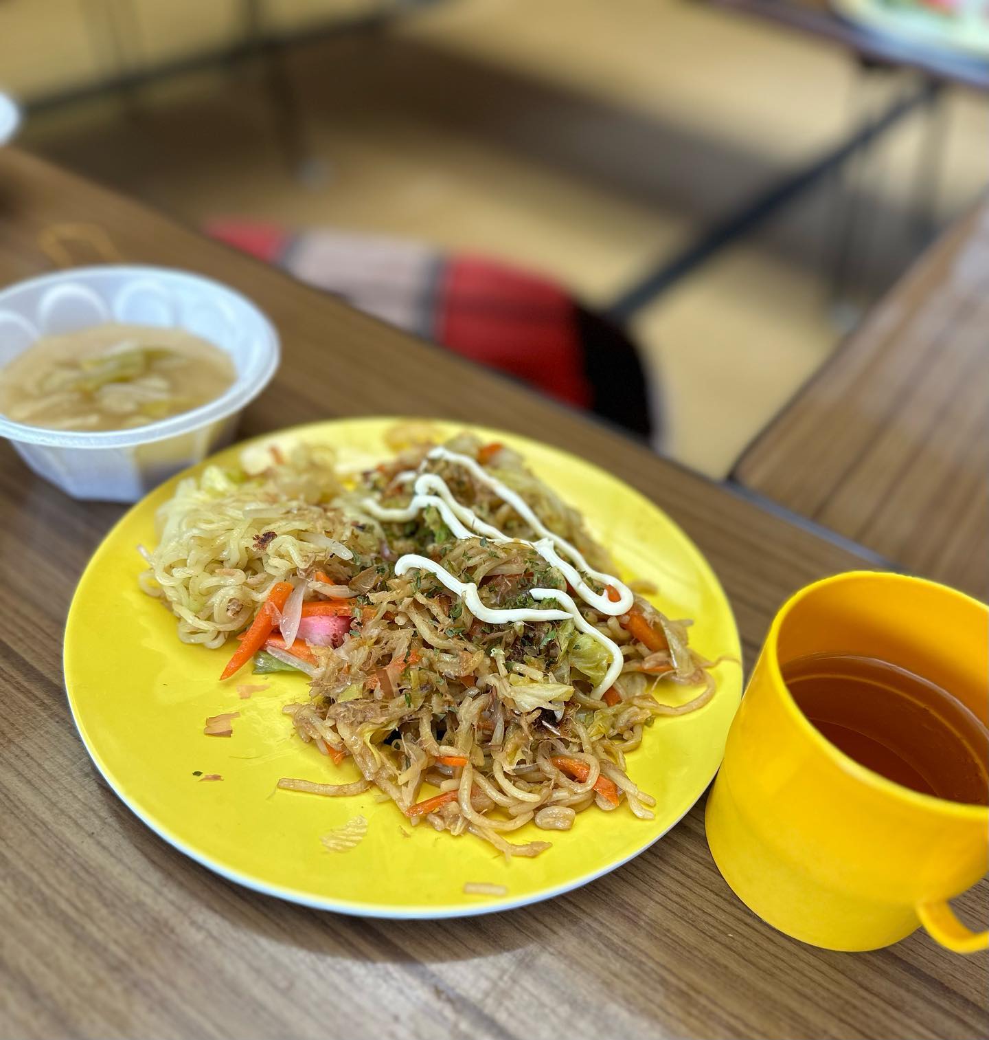 🍝😋  今日のクッキングのメニューは 焼きそばでした😊  でも、、、、 麺が3人分しかなかったので サリ麺もおまけで作りました😆  出来上がったものは ちょっと水分が多かったけれど  「次は水じゃなくて油を入れよう！」 「でも、お好み...