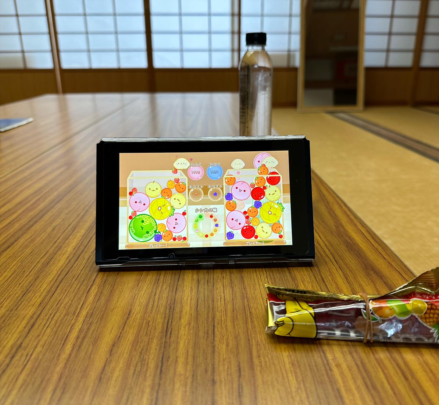 🍉🎮  みんなの教室は10時にスタート。 えみりんはお母さんの仕事の都合で、 いつも10時前に来ています。  今日はえみりんの持ってる 「スイカゲーム」を一緒にプレイ！  同じフルーツ同士をくっつけると どんどん大きくなって はじめは...