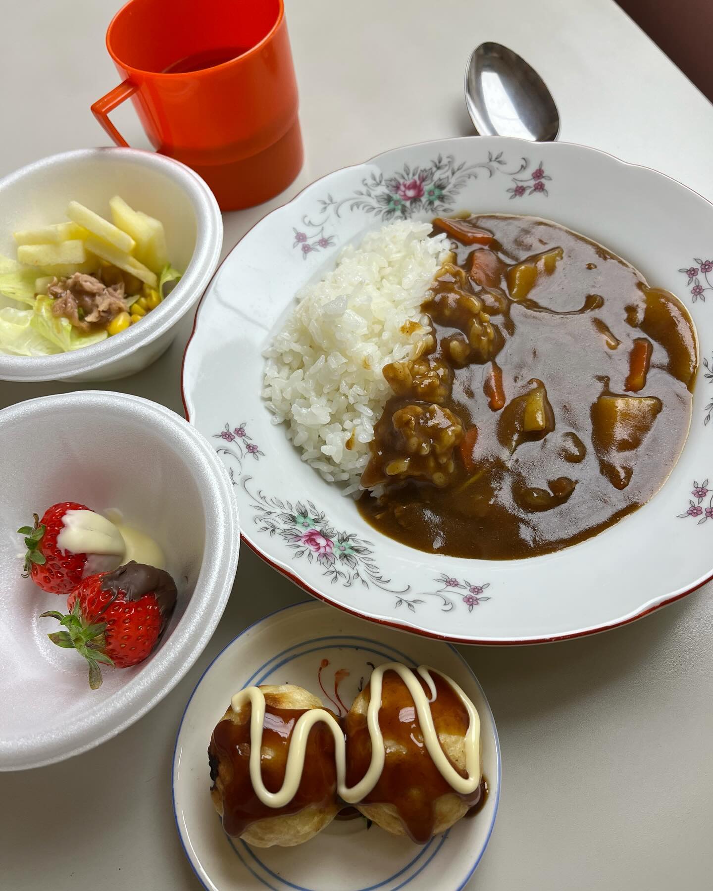 みなさん！こんばんは✨ 今日のこども食堂の様子を久しぶりに投稿させていただきますっ🤭  今日のメニューは、 ・カレー(豚肉)🍛 ・たこ焼き🐙 ・イチゴ🍓(チョコ付き🍫) ・サラダ🥗(リンゴ🍎、レタス🥬、コーン🌽、シーチキン) でした✨...