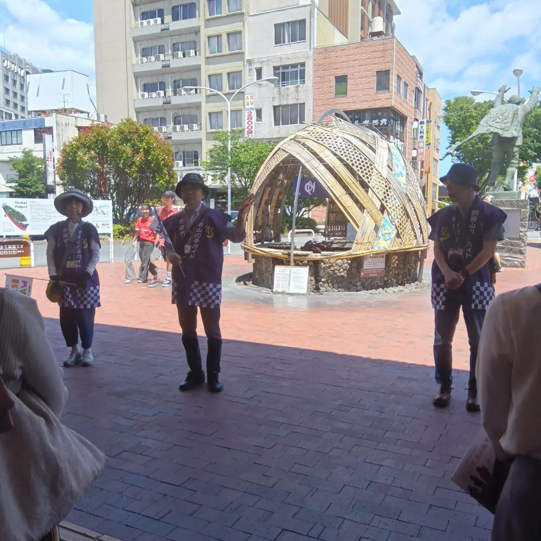 今日は、みんなの教室で「べっぷ街並み散策」の無料体験会に行ってきました😊 街歩きガイドの案内で、別府の中心街を歩き周りました。  別府駅を出発して、駅前高等温泉からいきなり細い路地に突入😆こんな道があったんだ‼️ 別府は空襲をまぬがれ...