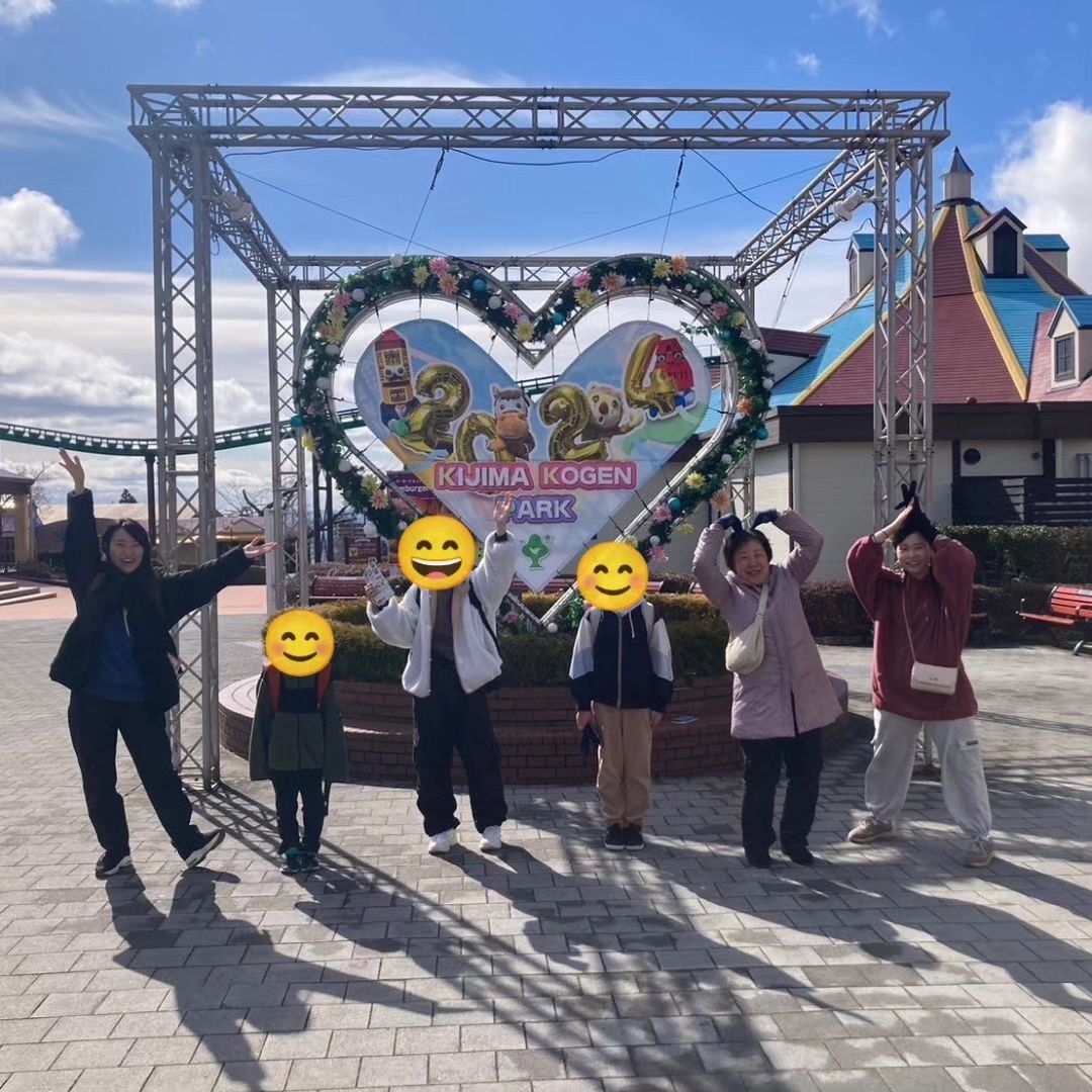 3月16日は、みんなで城島高原パークに出かけました‼️  とってもいいお天気で🌞パークに着いたらみんなで「KIJIMA」ポーズで記念写真📷  さっそくスケートリンクに行って、スケートを楽しみました。 初めてスケートをする子も、最初は手...