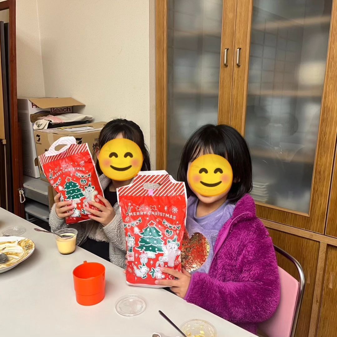 12月23日は、みんなの教室でクリスマス会をしました。  子ども食堂はカレーとビーフシチューの二本立て🍛🍲 お腹一杯食べたら、ワークショップをしたりゲームをしたりして過ごしました。  ワークショップでは、ポケモンのフォトスタンドやパー...