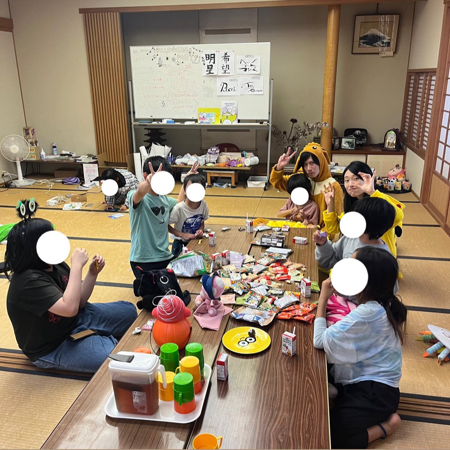 🎃  こんにちは👻⭐️  今日はみんなの教室で、ハロウィンパーティーをしました🎃✨  お昼の子ども食堂にも、たくさんの子どもたちやご家族の方が訪れてくださり、とても賑やかなお昼ご飯となりました🍛💓 (相変わらず子ども食堂の写真を撮り忘...