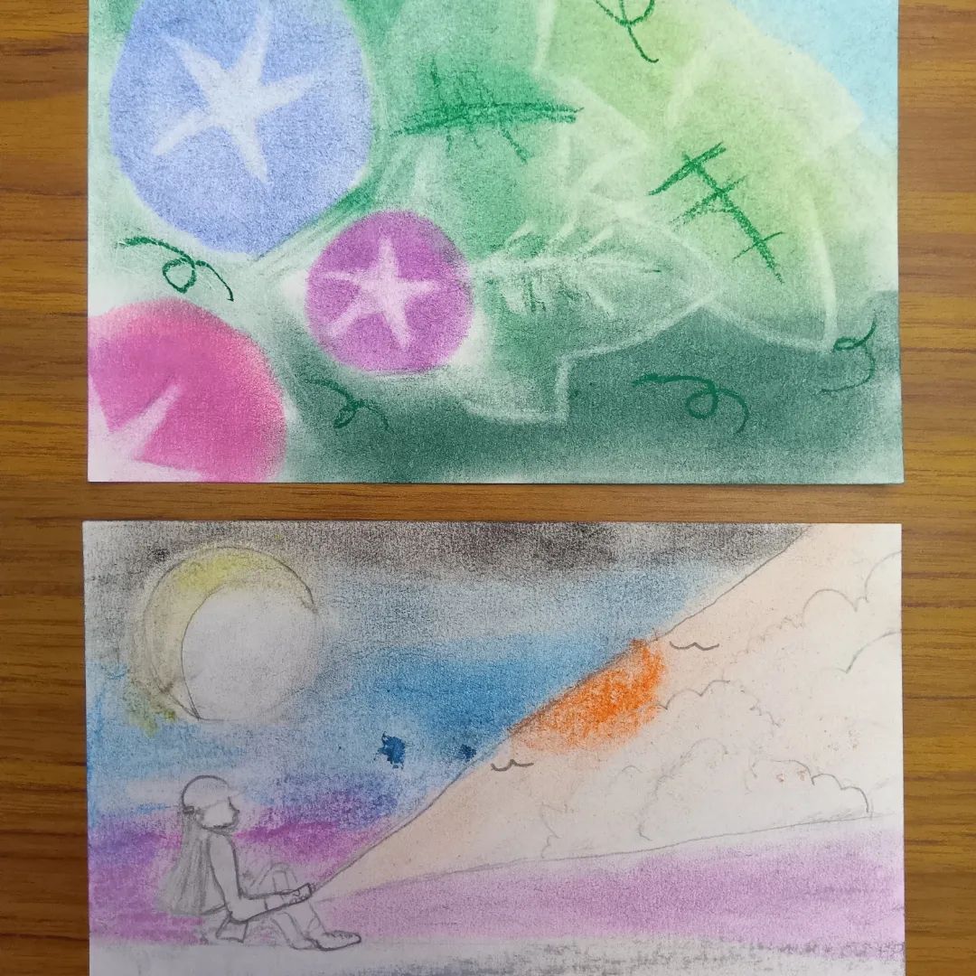 8月9日は、みんなの夏休みのクラスで、パステルアート体験をしました。  パステルアートを削って粉にして、くるくると塗っていくアートです。  今回の見本は「あさがお」でしたが、自由に描きたい子は好きなテーマで描いてもOK😊二人ともお絵描...