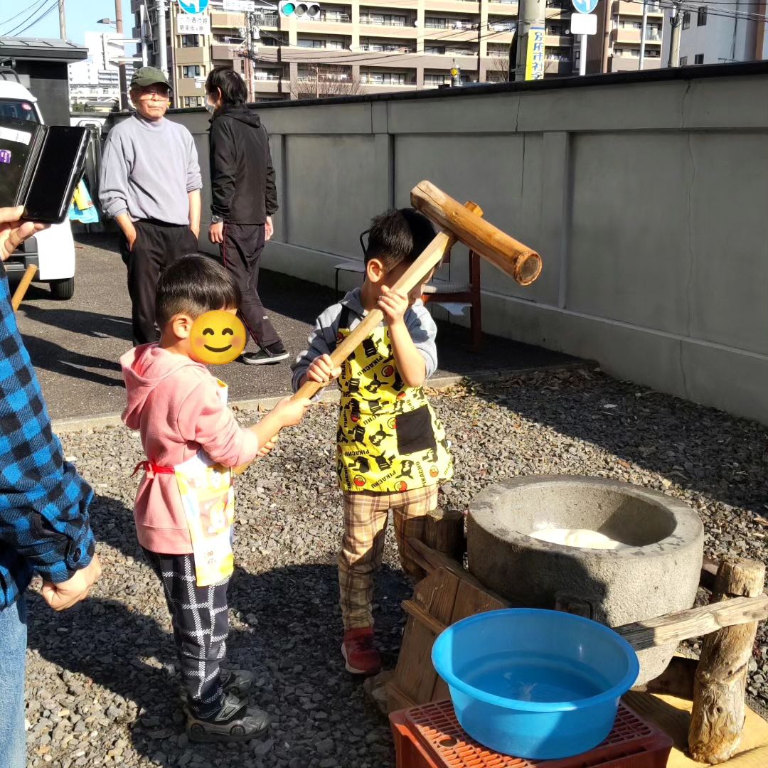 28日はみんなの教室で、お餅つきを行いました‼️ みんなでぺったんぺったんお餅をついて、あんこを入れて丸めて、あんこ餅を作りました。 きれいに丸めるのはけっこう難しいのに、みんなとても上手にできていましたよ😊  その後は教室でお昼ごは...